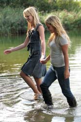 0441-v6 Movie and images of Sharon and Simone